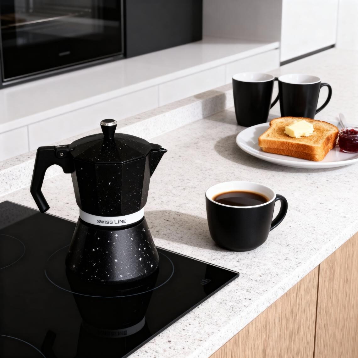 Cafetera en una encimera junto con tazas y un desayuno