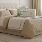 Dormitorio en tonos beiges, almohada viscoelastica de aloe vera sobre la cama