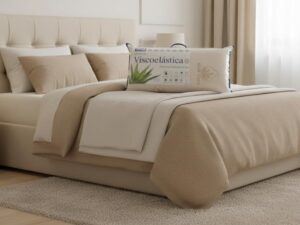 Dormitorio en tonos beiges, almohada viscoelastica de aloe vera sobre la cama Dormitorio en tonos beiges, almohada viscoelastica de aloe vera sobre la cama