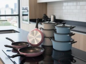 Cocina amplia con juego de sartenes y ollas sobre la encimera